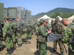 Разведчики готовятся к боевому выходу 