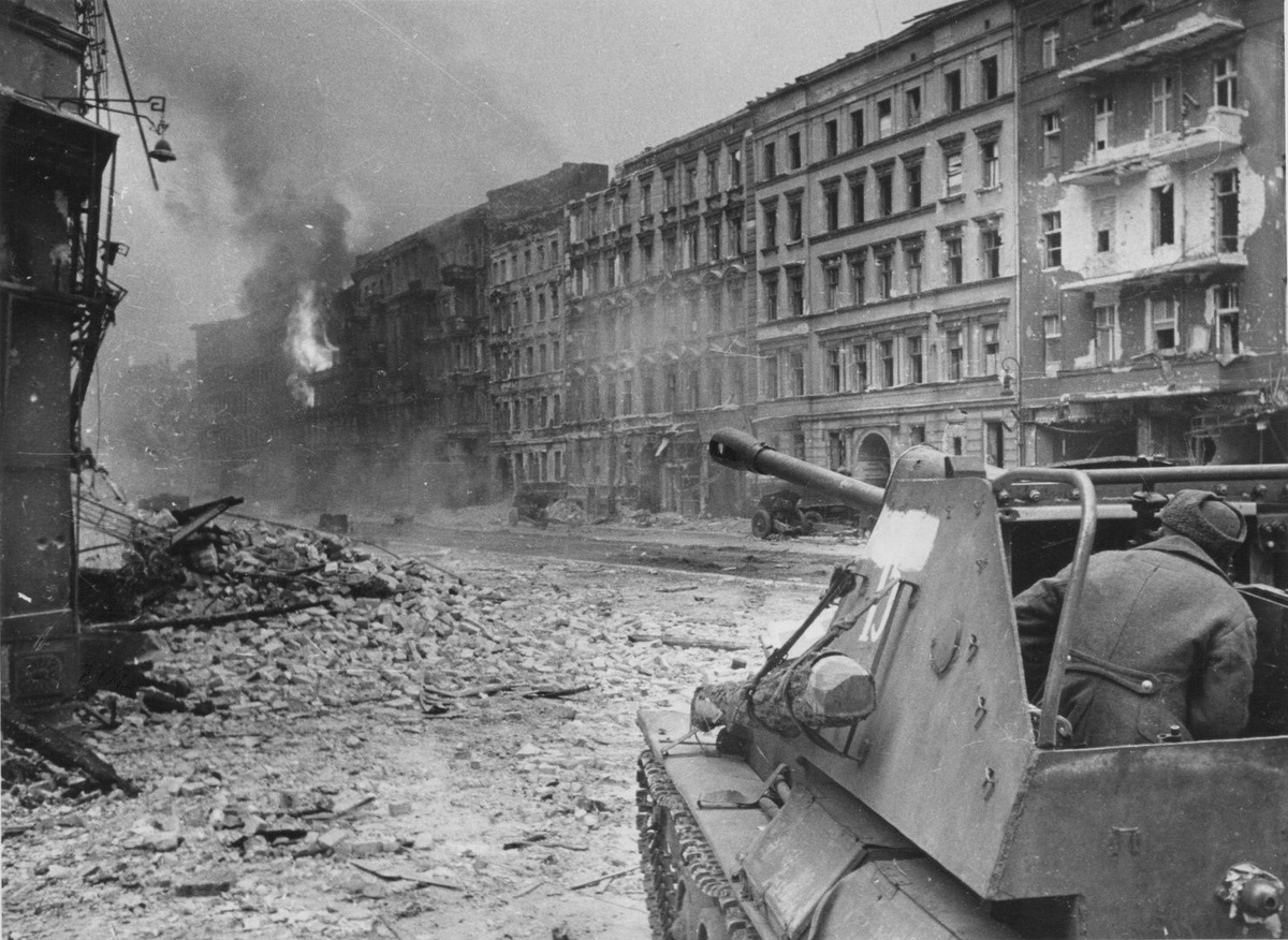 Самоходная артиллерийская установка СУ-76 в уличном бою. Берлин, 1945 