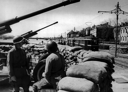 Зенитная батарея на Университетской набережной. Ленинград, 1941 г.