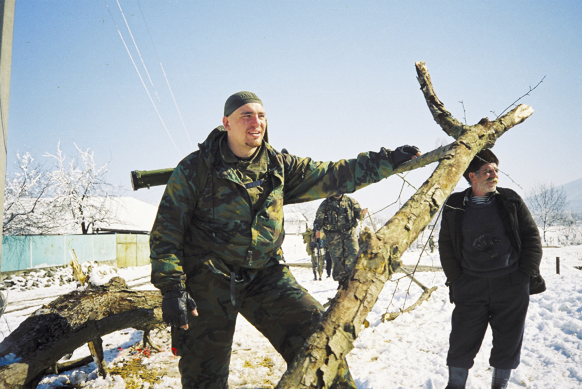 Боец спецназа Минюста "Тайфун" Николай Евтух в селе Комсомольское. Чечня, март 2000 г.